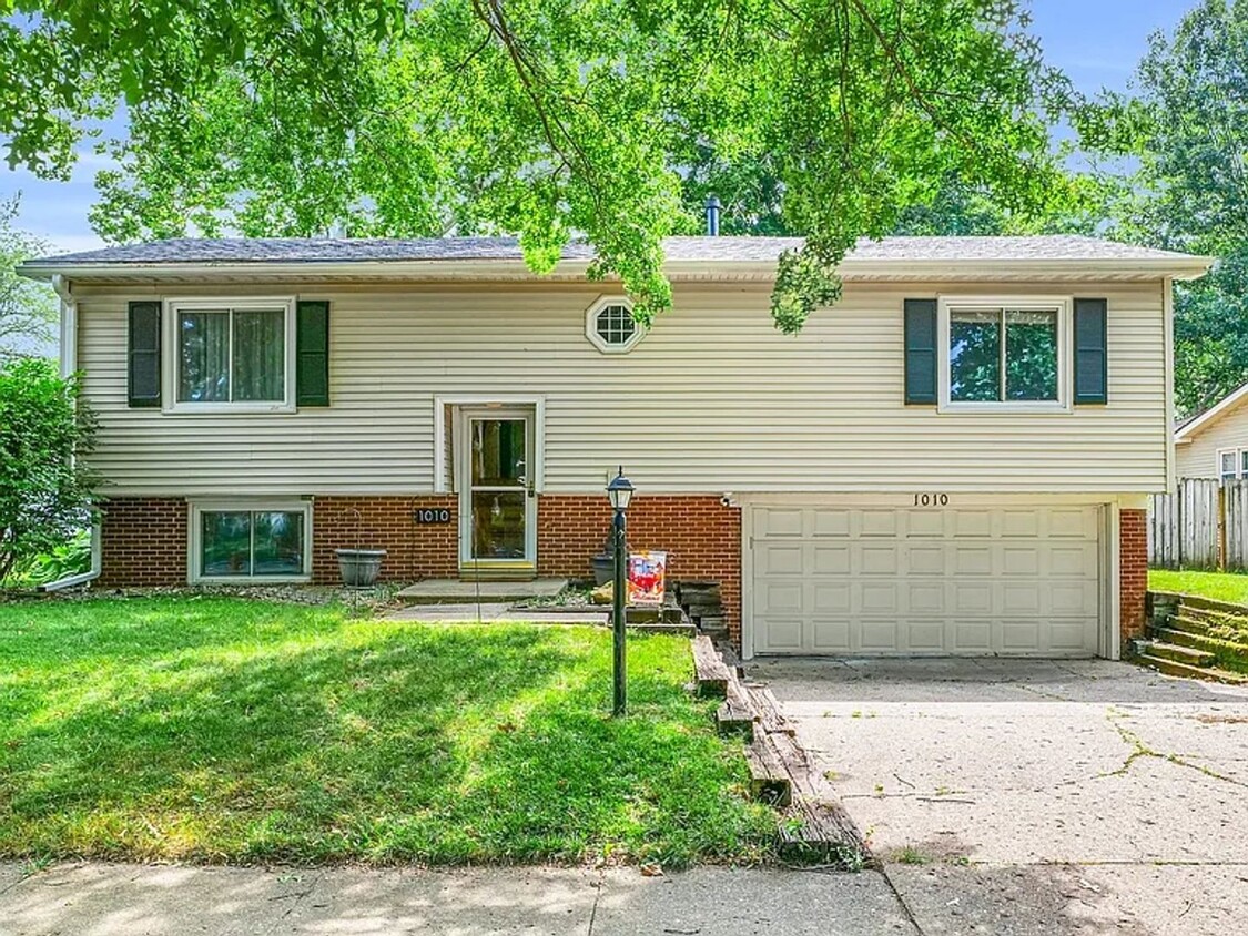 Primary Photo - This adorable 3 bedroom 2 bath is nestled ...