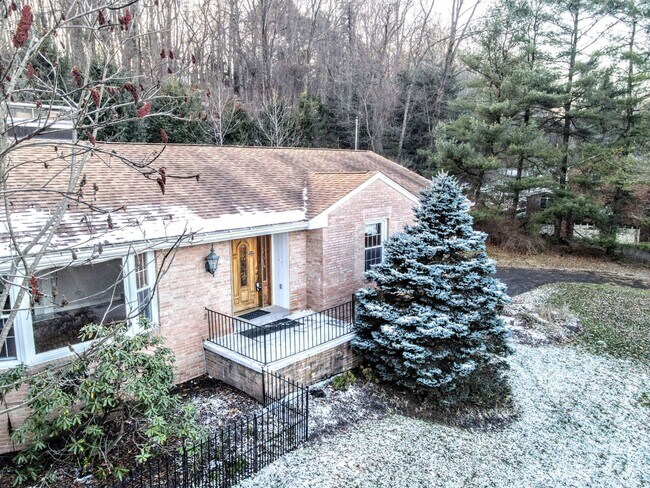 Foto del edificio - Luxurious 4 Bedroom Refuge In the Serene W...