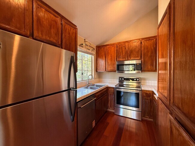 Foto del edificio - Bright 2BR/2BA Lofted Home with High Ceilings, Pool & 2 Parking Spaces in Clairemont!