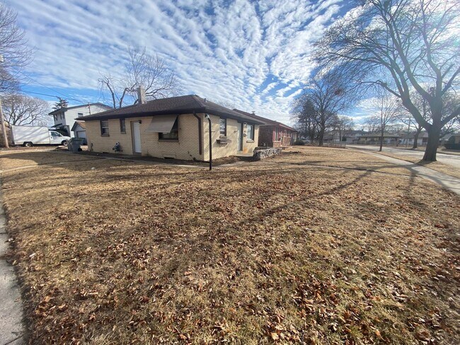 Foto del edificio - 3BR SINGLE FAMILY HOME WITH FULL BASEMENT,...