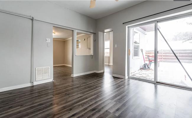 Foto del edificio - A Charming One-Bedroom with a Yard You’ll Love