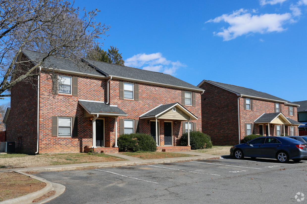 Primary Photo - Carlton Place Apartments