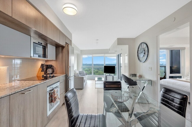 Building Photo - 585 Bloor St E