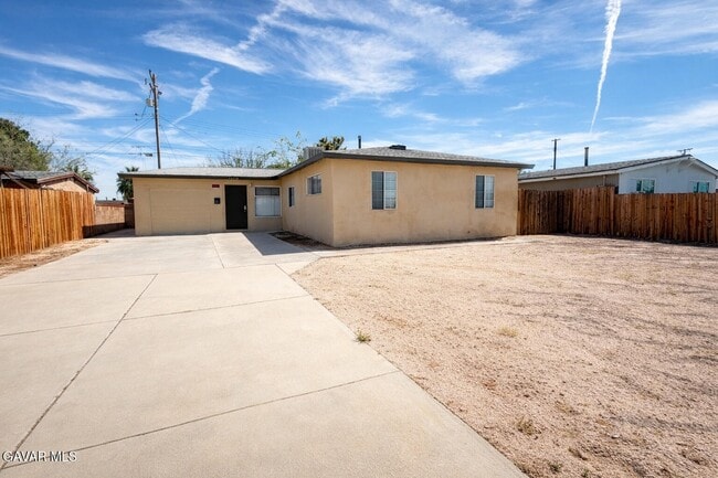 Building Photo - 44104 Carolside Ave