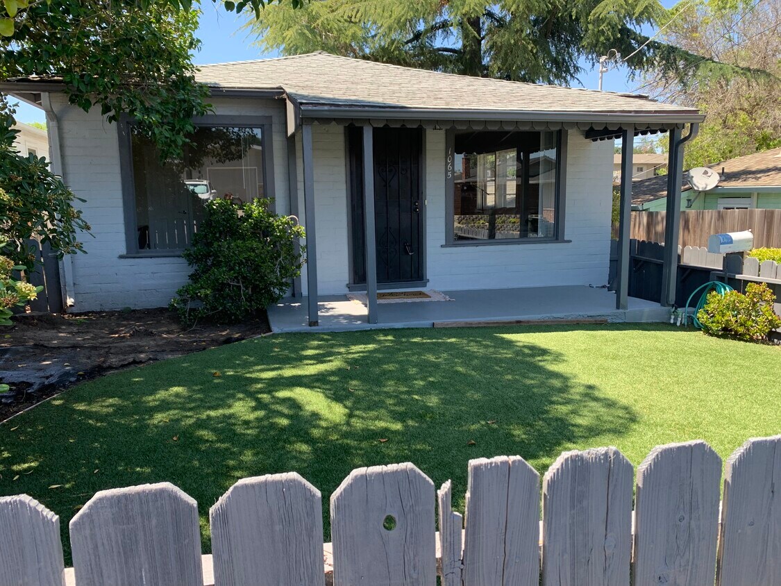 Primary Photo - 1065 Plaza Dr