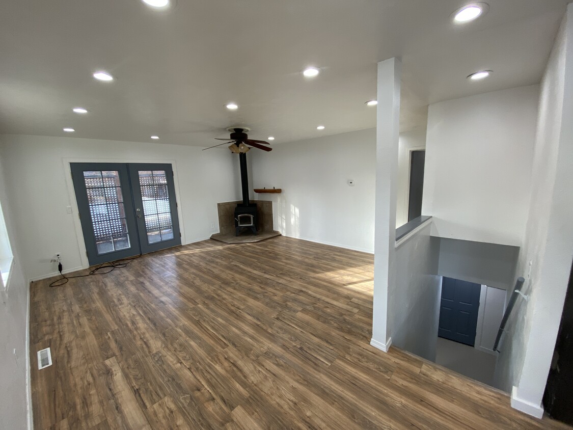 Living room - 1424 E Burnham Ave