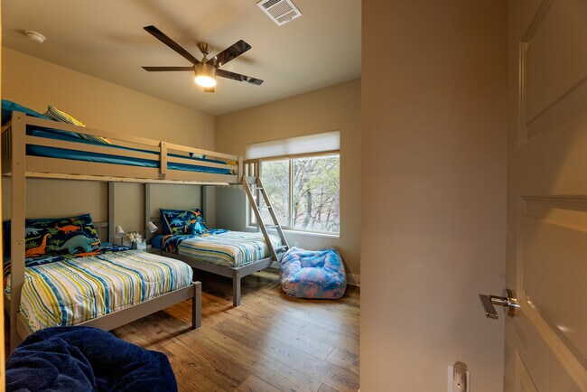 Foto del edificio - 21812 Surrey Ln
