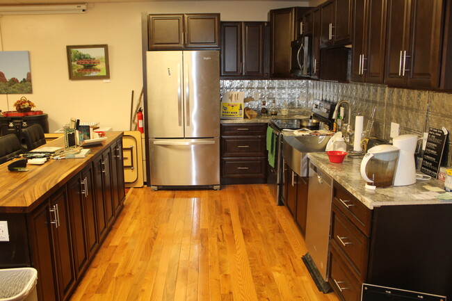 kitchen - 512 Delaware St