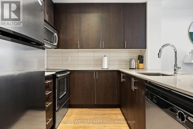 Building Photo - 560 Front St W