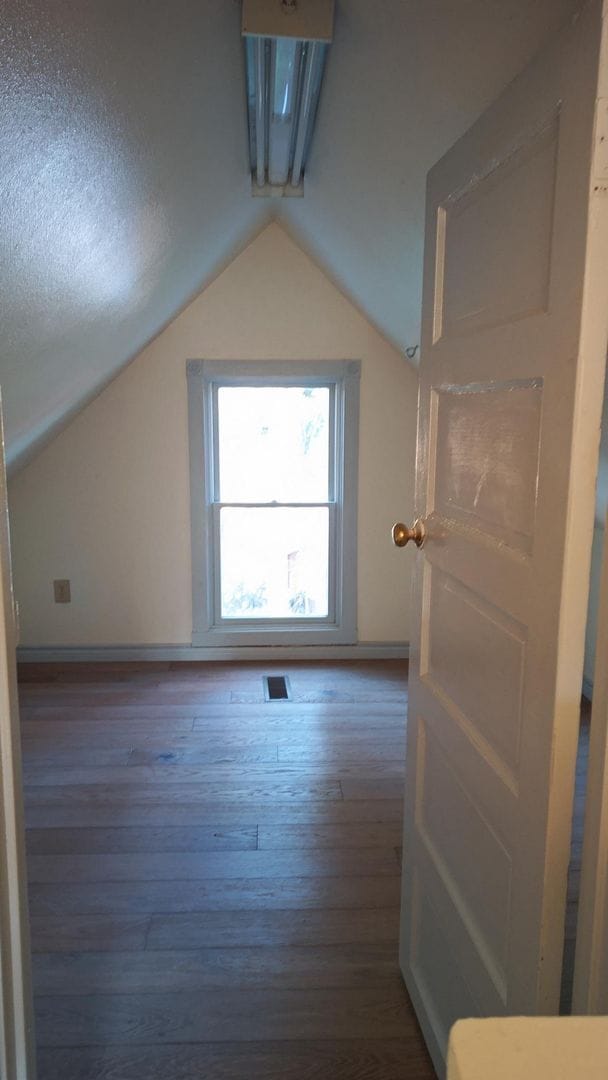 Foto del edificio - 6+ Bdrm Home Built 1895.  Close In.  With Pastures.