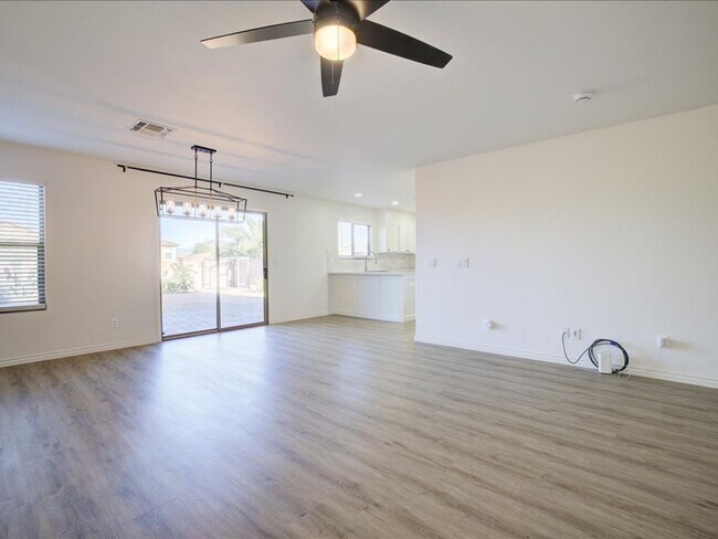 Building Photo - ** WOW $500.00 OFF FIRST FULL MONTHS RENT ...