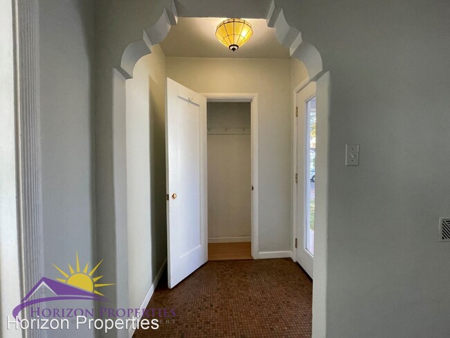 Building Photo - 2 br, 1 bath House - 2833 Freeport Blvd.