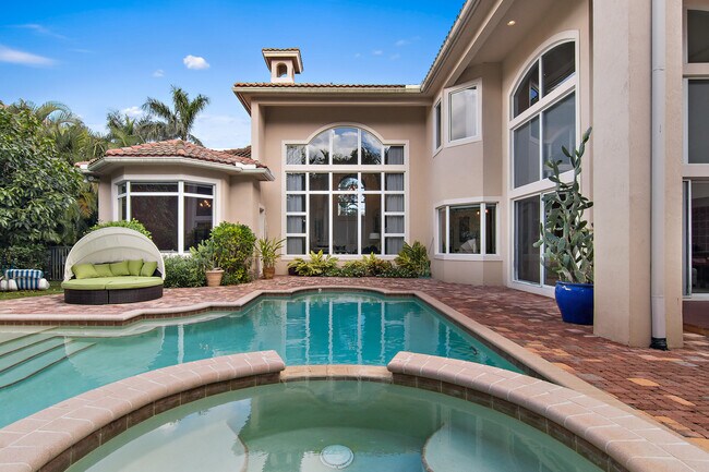 Foto del edificio - 629 Hermitage Cir