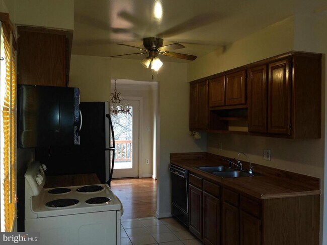 Building Photo - 5001 Tarpon Ln