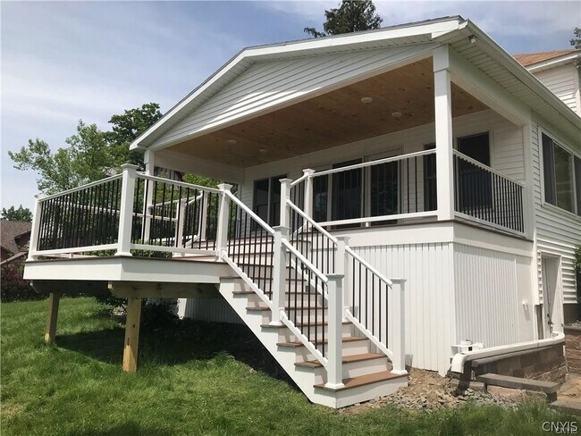 Foto del edificio - 2463 E Lake Rd