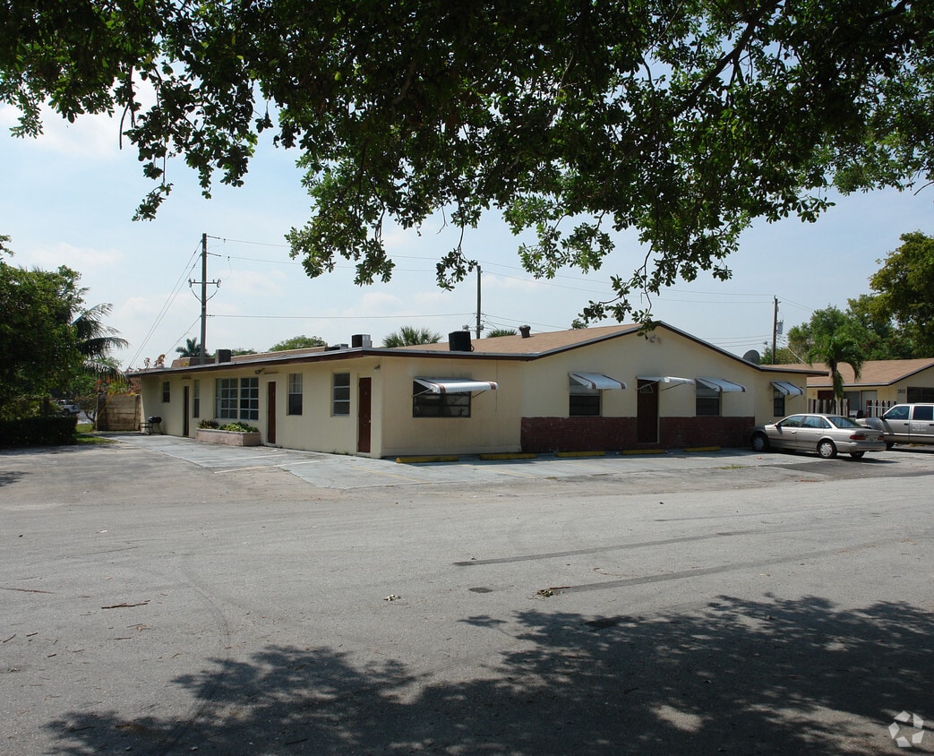 Primary Photo - 3900-3910 SW 51st St