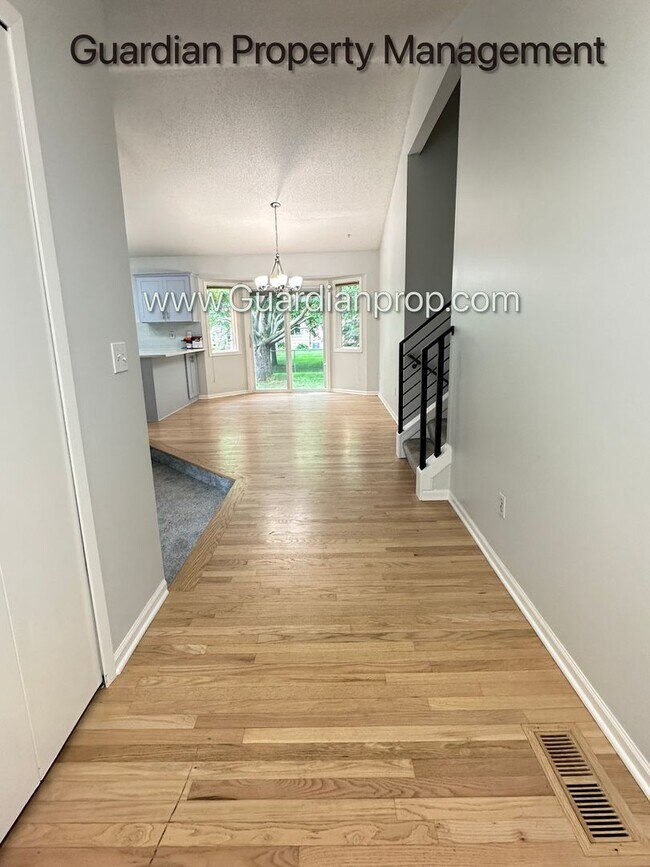 Foto del edificio - Maple Grove Split Level Home, Fenced Yard, 2 Car Garage, Dishwasher, W/D