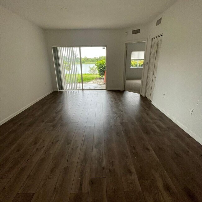 Foto del edificio - 1157 Golden Lakes Blvd
