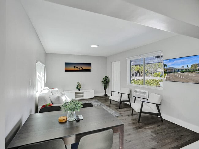 Building Photo - 3204 NE 9th St