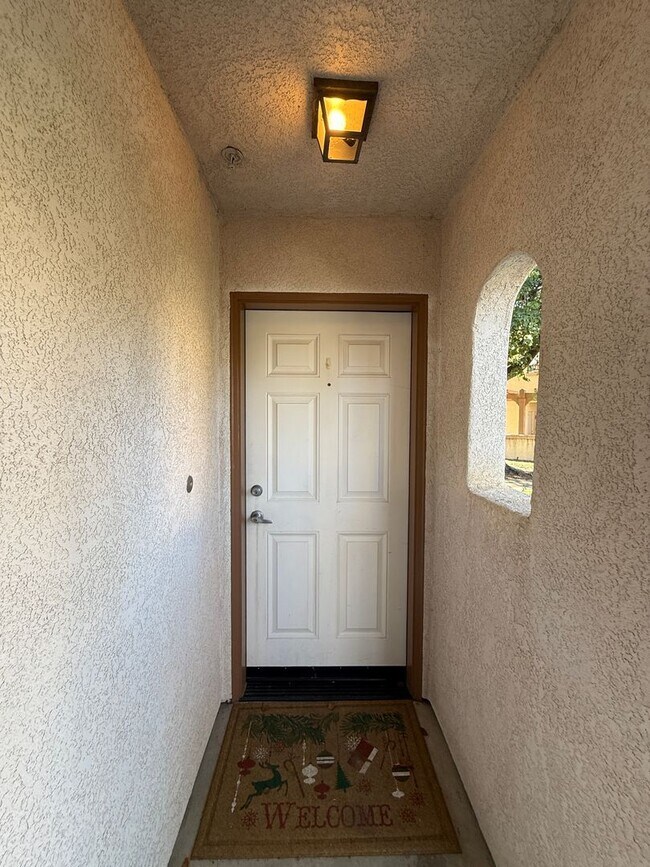 Building Photo - Centrally Located Downstairs Condo in the Oak Creek Villas