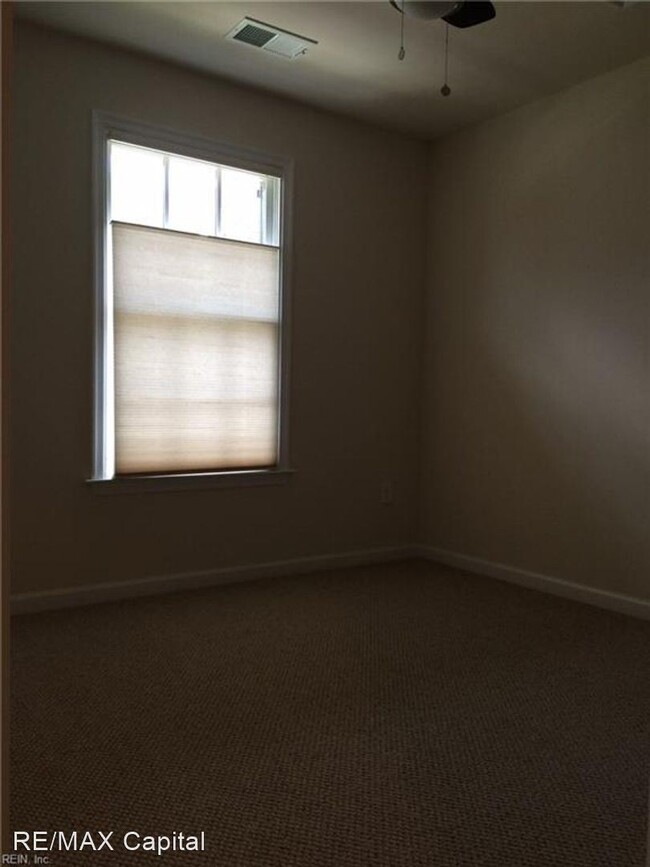 Building Photo - 4 br, 3.5 bath House - PARKWAY COURT, 144