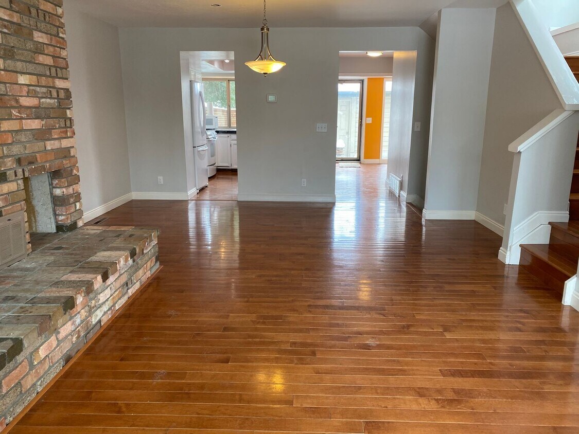 4 Bed 3.5 Bath Wonderland Hill Townhouse - 4 Bed 3.5 Bath Wonderland Hill Townhouse