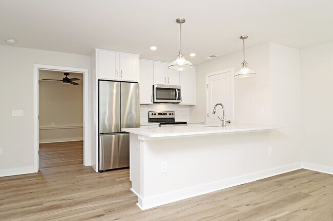 Foto del edificio - Dog-Friendly End-Unit Apartment
