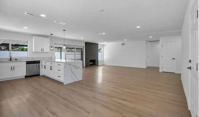 Building Photo - 6401 Hummingbird Ln