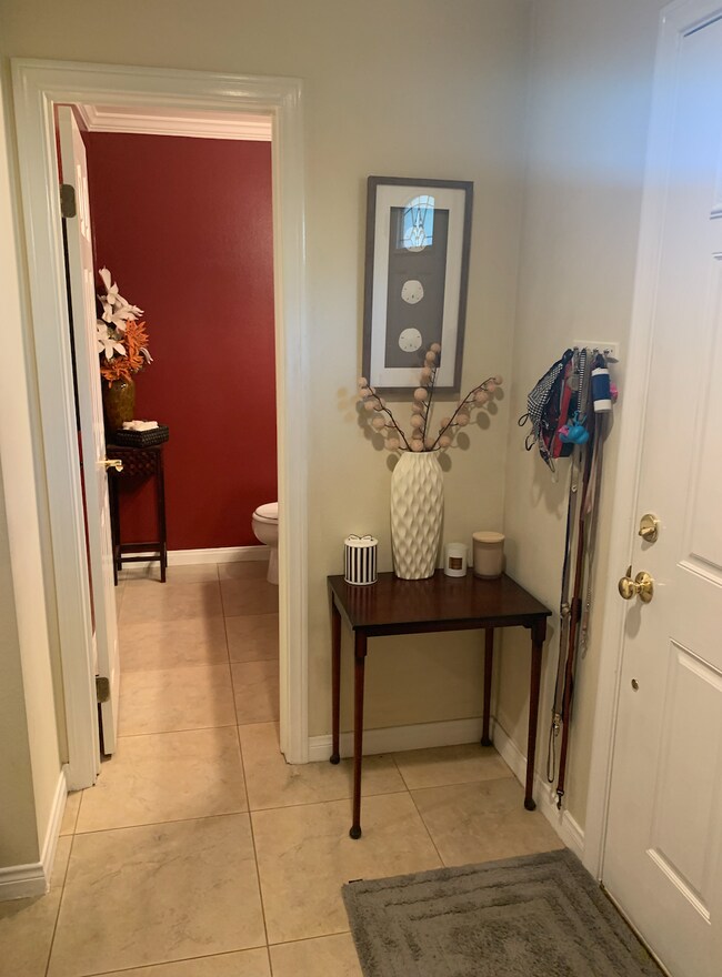 Entry - 253 N Mar Vista Ave