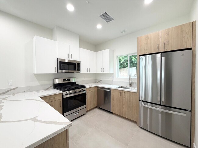 Foto del edificio - AVAILABLE NOW!! Beautiful 3 Bedroom 2 Bathroom Home in Cathedral City