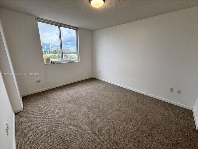 Foto del edificio - 2775 NE 187th St