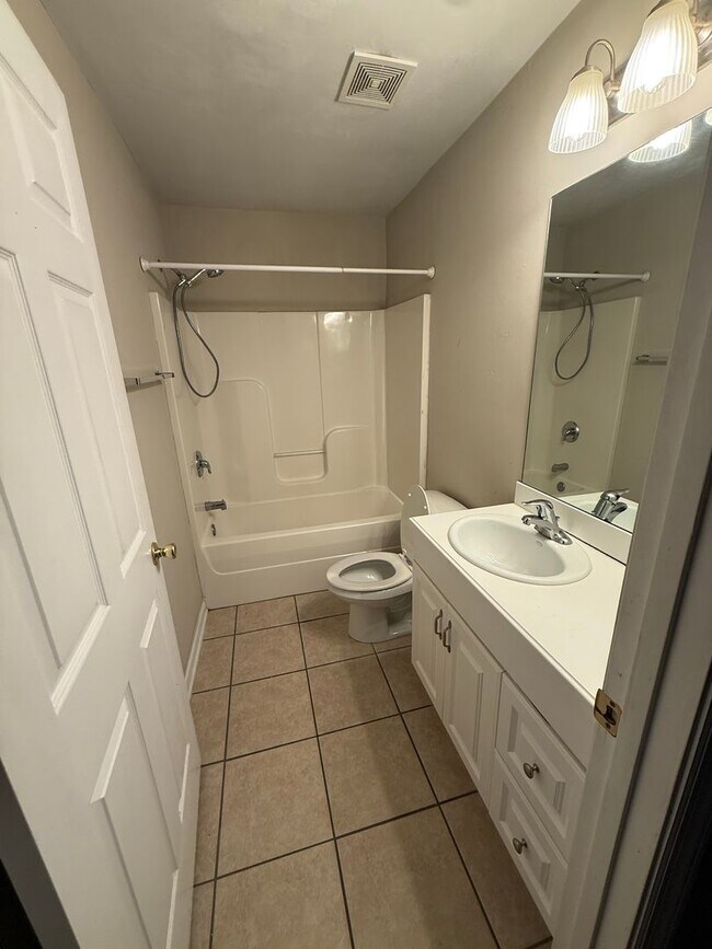 Building Photo - Studio available 9/1/2026!!