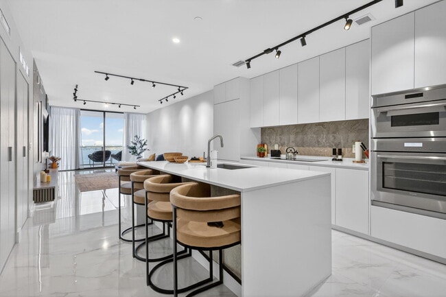 Foto del edificio - 700 NE 23rd St