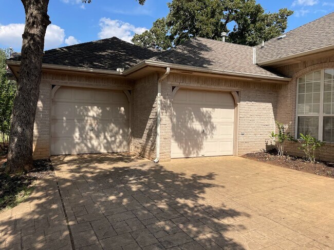 Building Photo - 404 Kenwick Ct