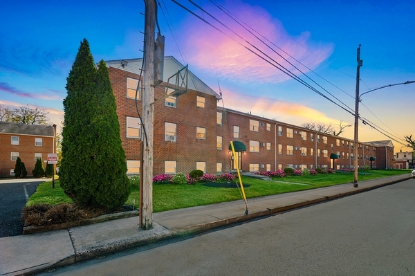 Primary Photo - Walnut Chestnut Apartments