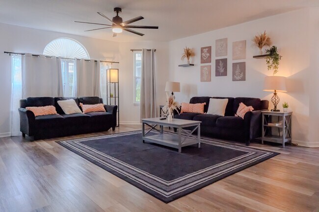 Building Photo - Charming 3BR Fully Furnished Apartment in Kissimmee with Ample Amenities