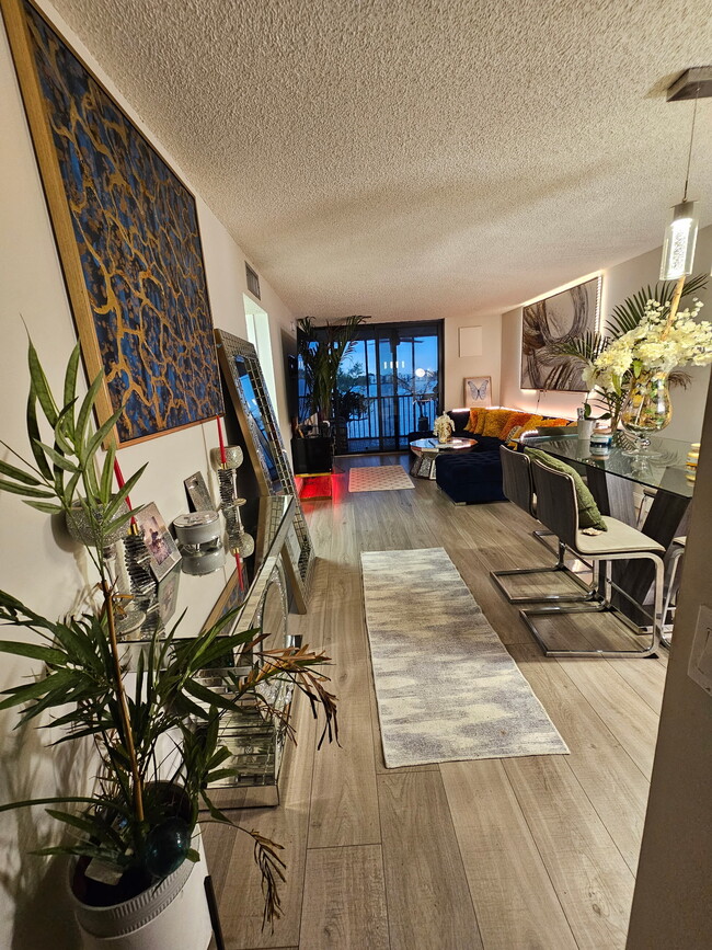 Foto del edificio - 114 Lake Emerald Dr