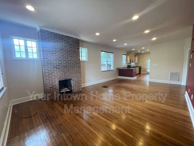 Building Photo - 639 Somerset Terrace NE