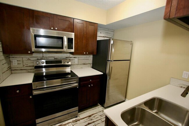 Foto del edificio - 17331 Red Oak Dr