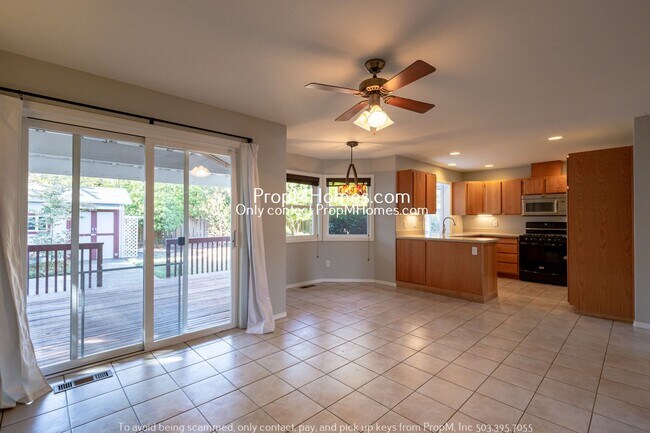 Building Photo - Three Bedroom Home in SE W/ Fantastic Back...