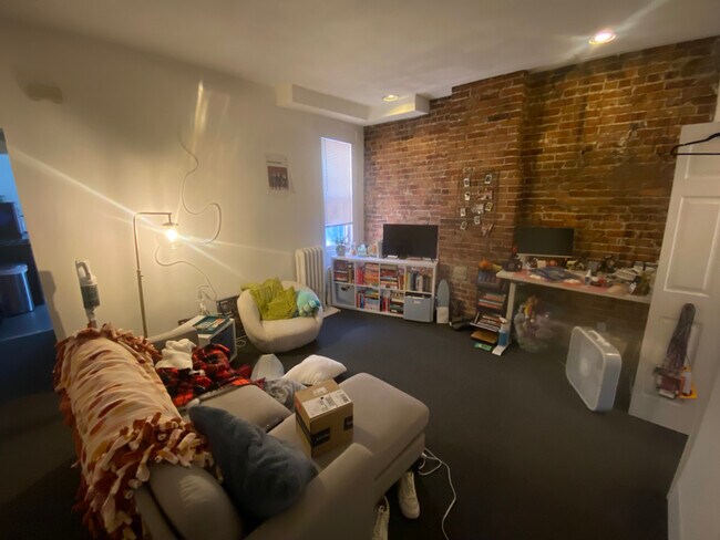 Building Photo - 218 Hemenway St