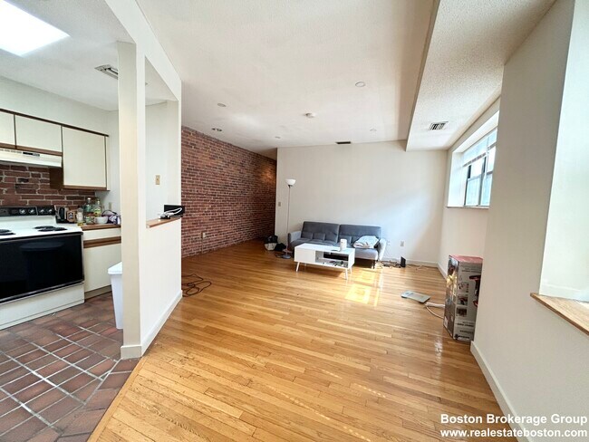 Building Photo - 103 Gainsborough St