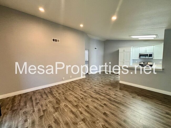 Building Photo - 15957 Randall Ave