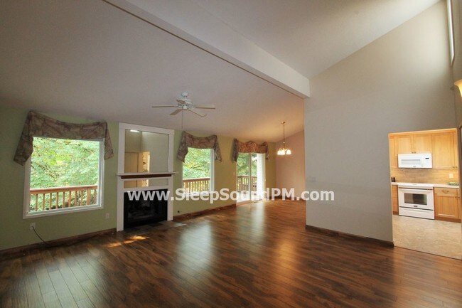 Building Photo - Lovely Townhouse with Sun Deck in Quail Park