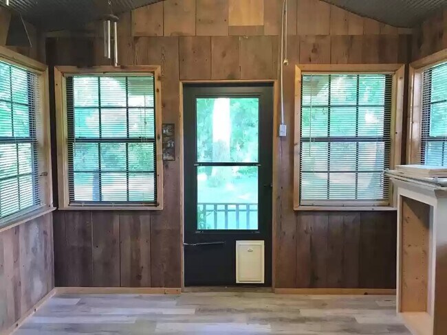 entry - 418 Longest Rd