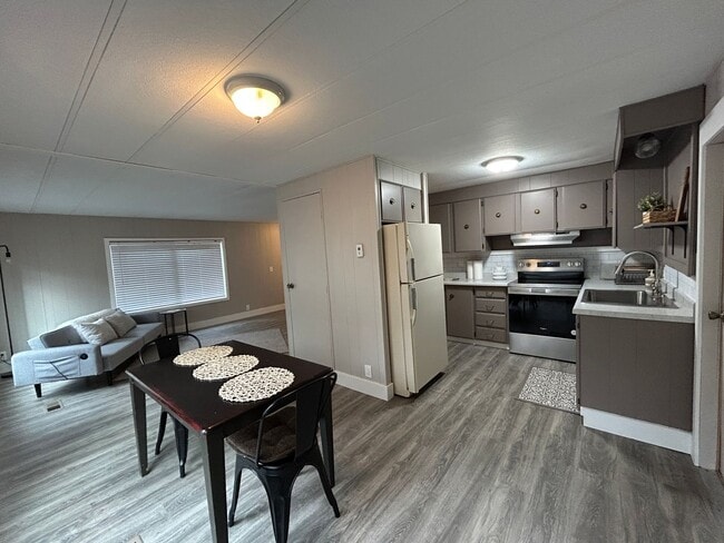 Building Photo - Newly Remodeled 2 Bedroom / 1 Bathroom Man...