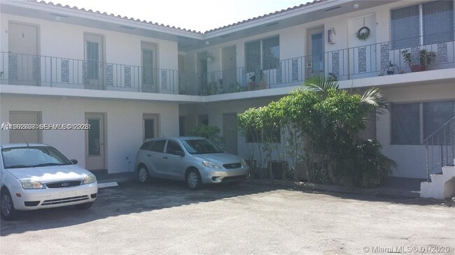 Foto del edificio - 236 Madeira Ave