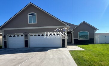 Building Photo - 1005 Sawyer Pl
