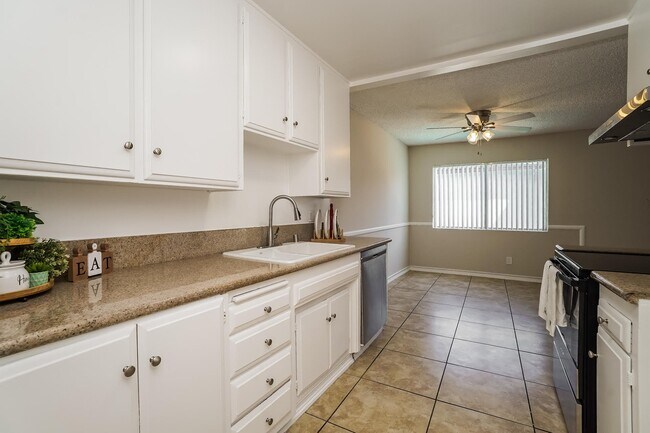 Foto del edificio - 220 E Live Oak St