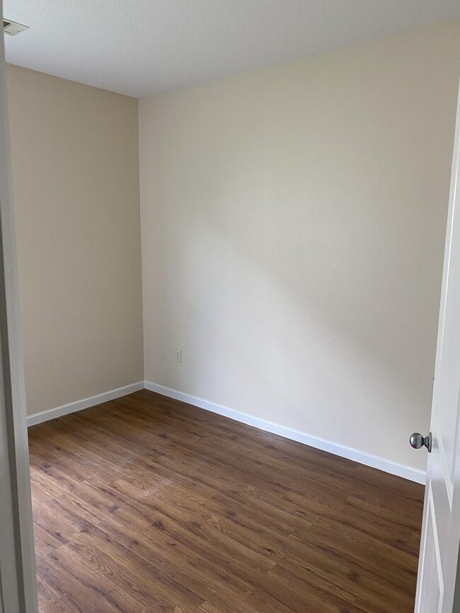 Building Photo - 3073 Longfellow Dr